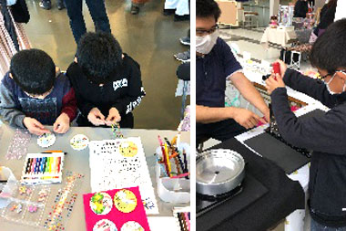 オモイデ缶バッジを作成している様子