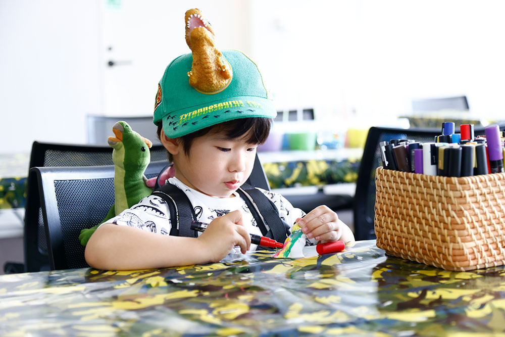 カラフルDINOペイントをしている子どもの様子